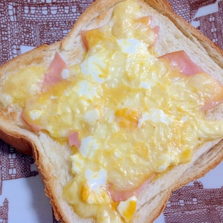 くずし半熟卵のハムチーズトースト　~カルボナーラ風